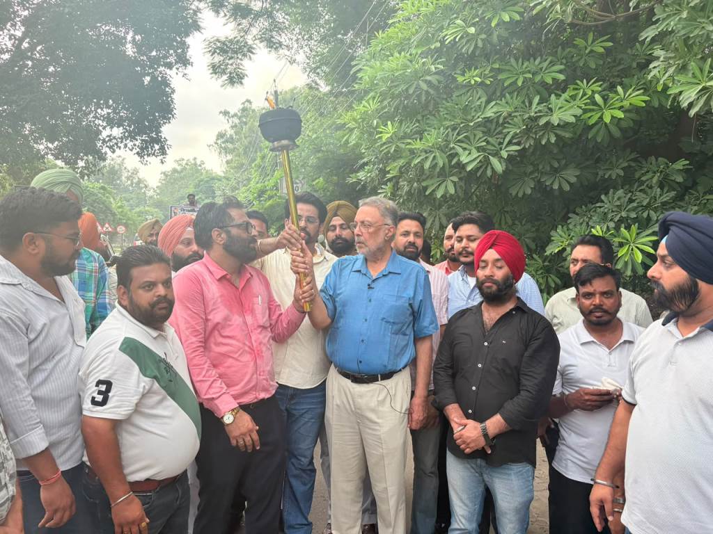 Dr Balbir Singh gives a grand welcome to the torch of Khedan Vatan Punjab Diyan